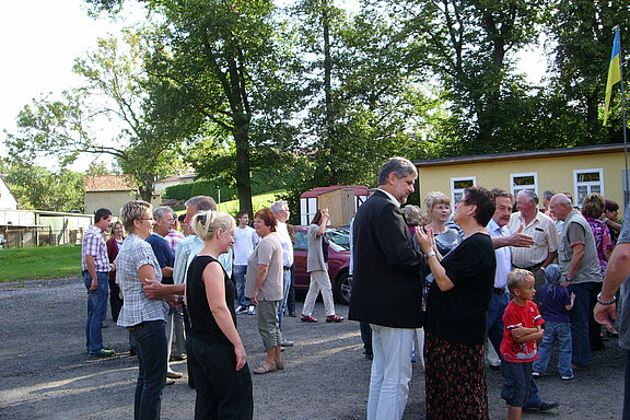 Versammlung vor der Schützengesellschaft Großschweidnitz