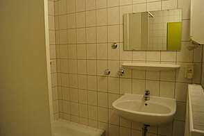 Sporthalle Innenansicht Waschbecken mit Spiegel