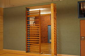 Sporthalle Innenansicht mit Sprossenwand